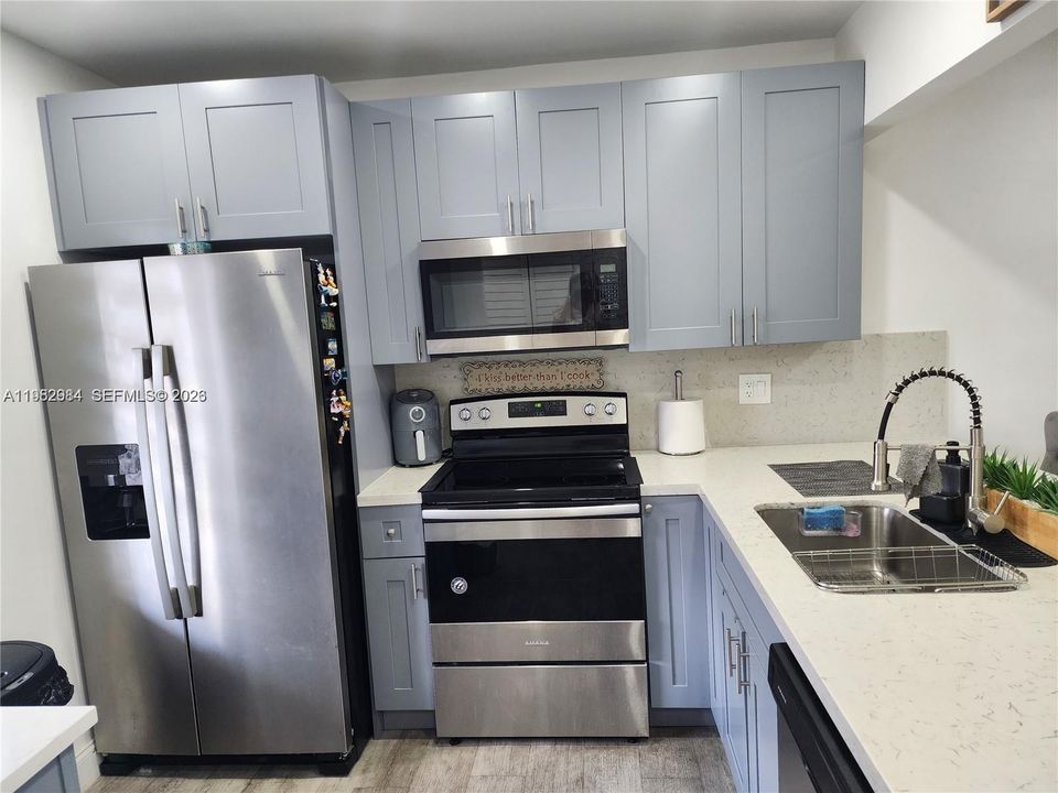 На продажу: $195,000 (2 спален, 2 ванн, 990 Квадратных фут)