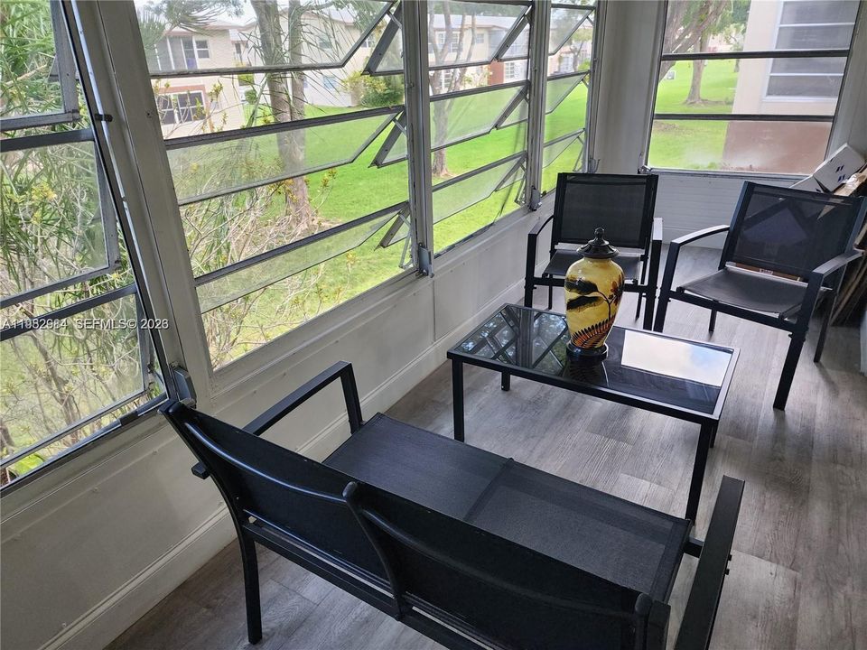 На продажу: $195,000 (2 спален, 2 ванн, 990 Квадратных фут)