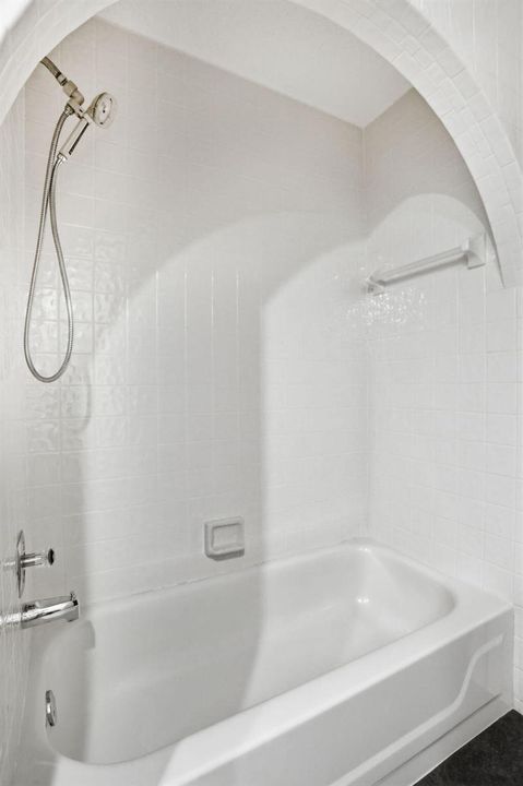 Guest room tub.shower