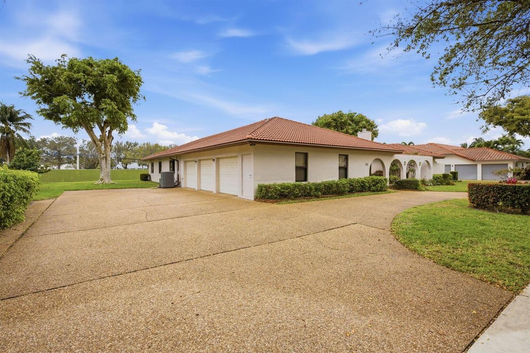 Large Semi Circular driveway