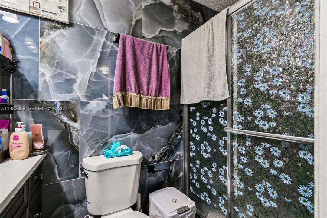 На продажу: $485,000 (5 спален, 2 ванн, 2033 Квадратных фут)