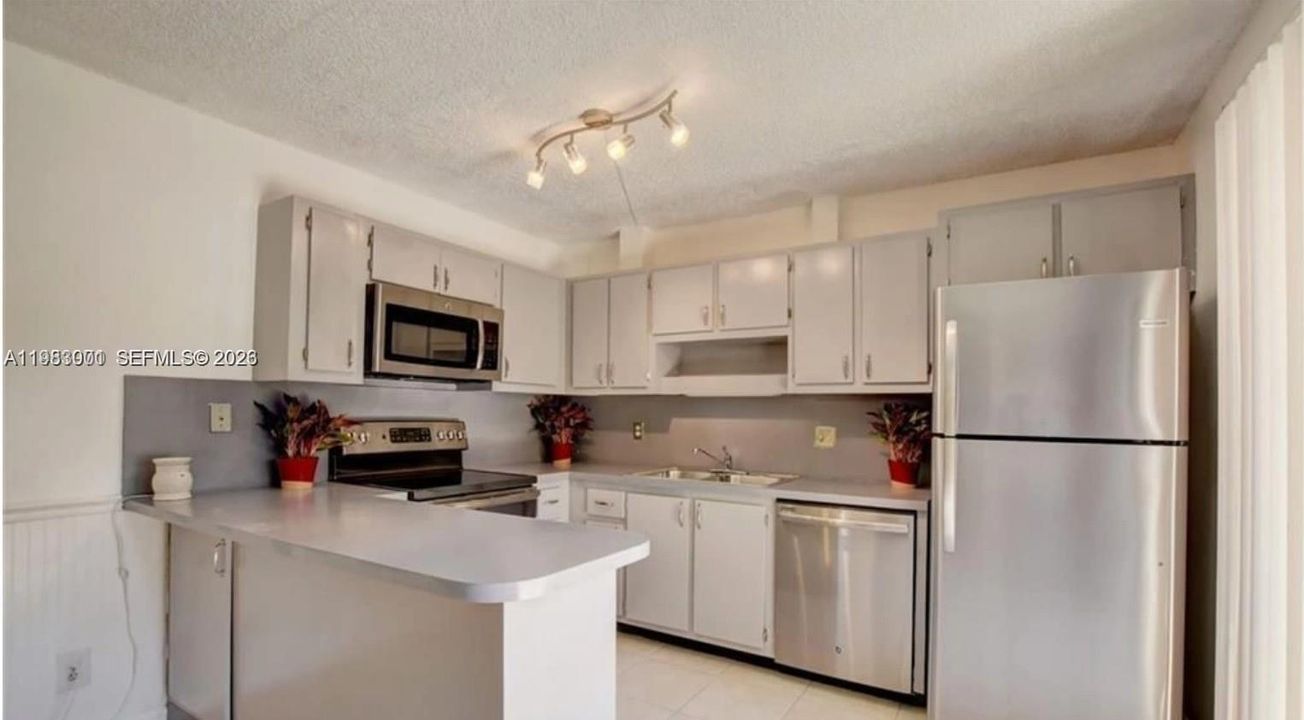 For Sale: $340,000 (2 beds, 2 baths, 1230 Square Feet)