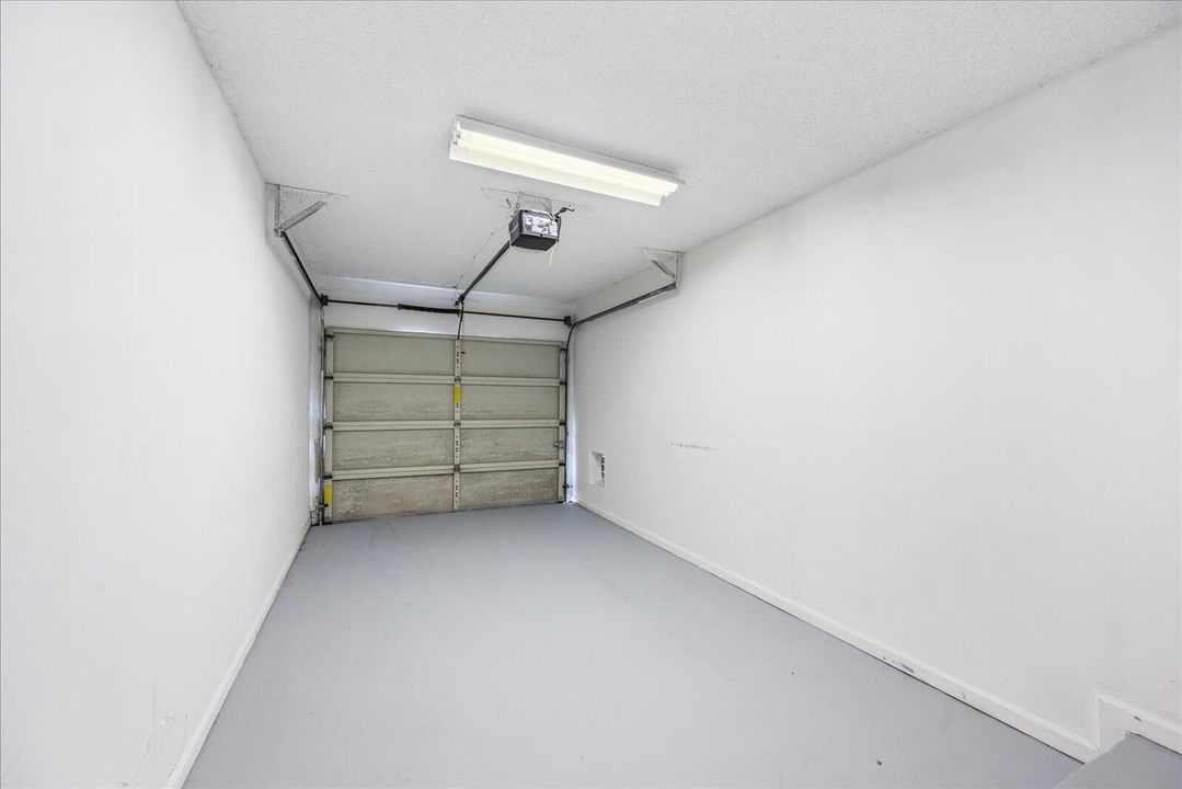 Shoreline one car garage