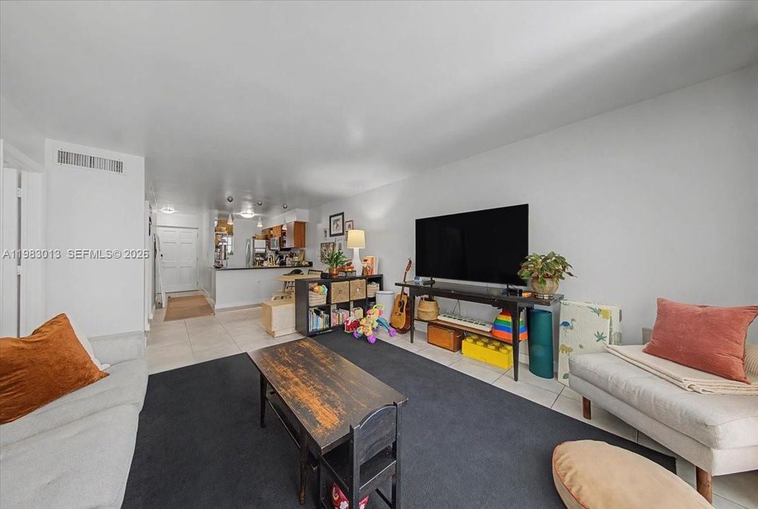 For Sale: $370,000 (2 beds, 1 baths, 926 Square Feet)