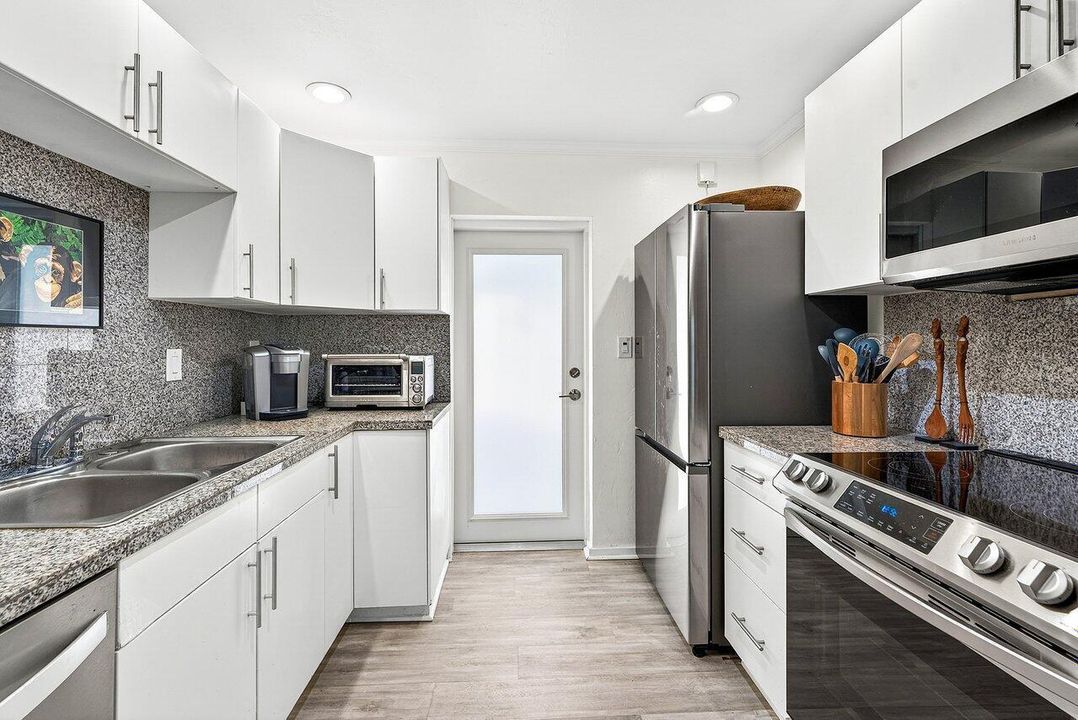 Kitchen w Side Door