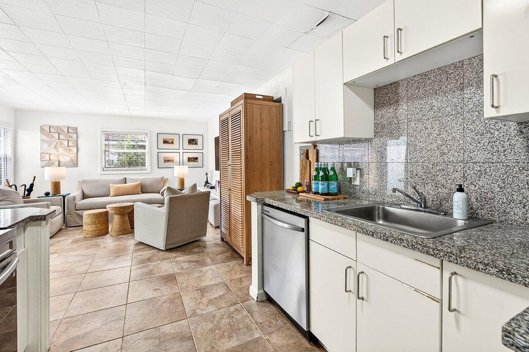 GH_ Kitchen to LR