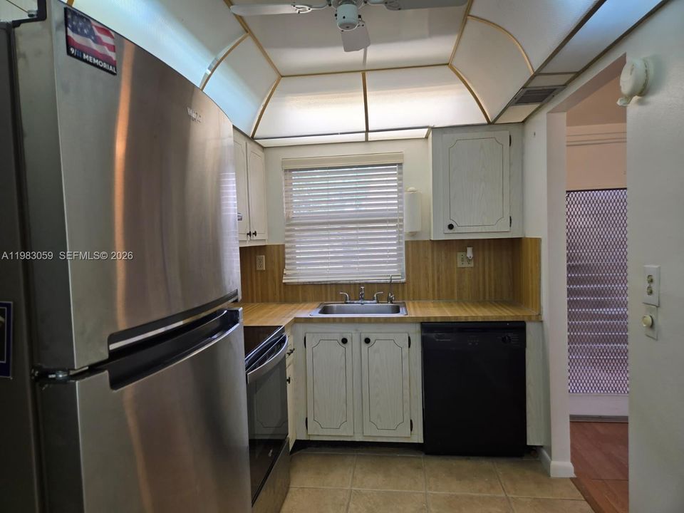 На продажу: $105,000 (2 спален, 2 ванн, 850 Квадратных фут)