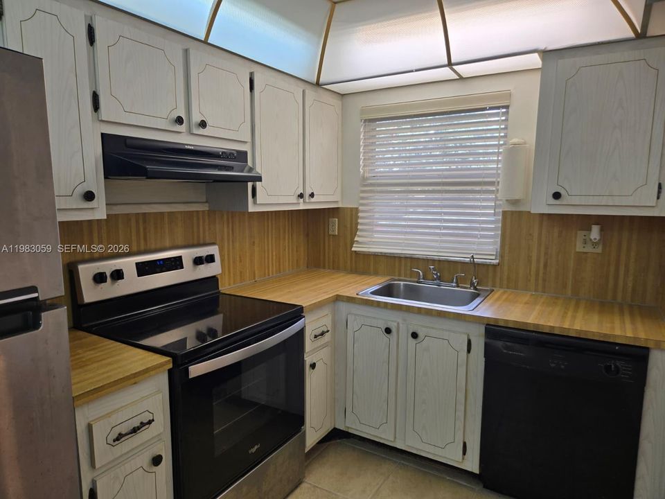 На продажу: $105,000 (2 спален, 2 ванн, 850 Квадратных фут)