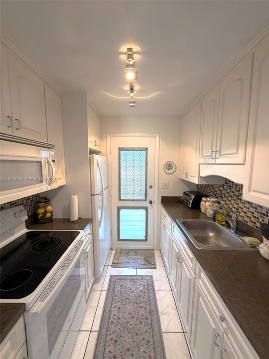 For Sale: $62,000 (1 beds, 1 baths, 688 Square Feet)