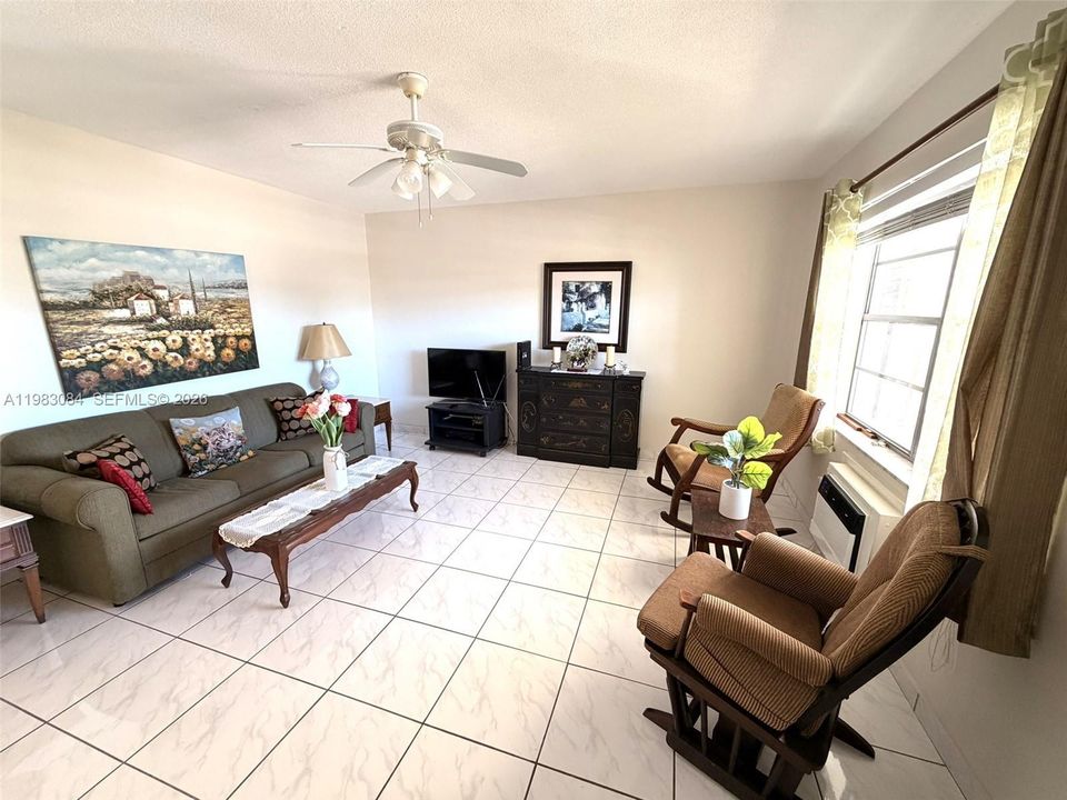 For Sale: $62,000 (1 beds, 1 baths, 688 Square Feet)