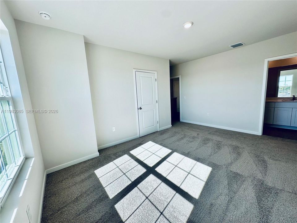 Recently Rented: $1,750 (3 beds, 2 baths, 1464 Square Feet)