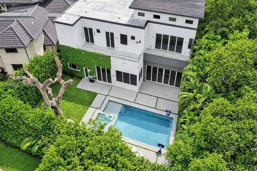 合同活跃: $3,600,000 (6 贝兹, 6 浴室, 5911 平方英尺)