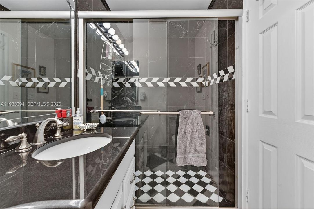 En Venta: $330,000 (2 camas, 2 baños, 980 Pies cuadrados)