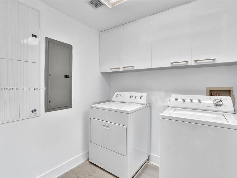 For Sale: $1,445,000 (2 beds, 2 baths, 1886 Square Feet)