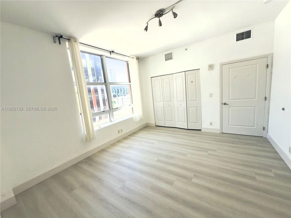 For Sale: $310,000 (2 beds, 1 baths, 836 Square Feet)