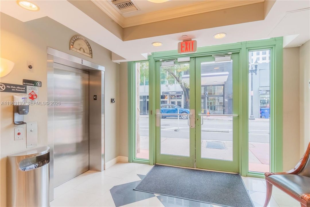 For Sale: $310,000 (2 beds, 1 baths, 836 Square Feet)