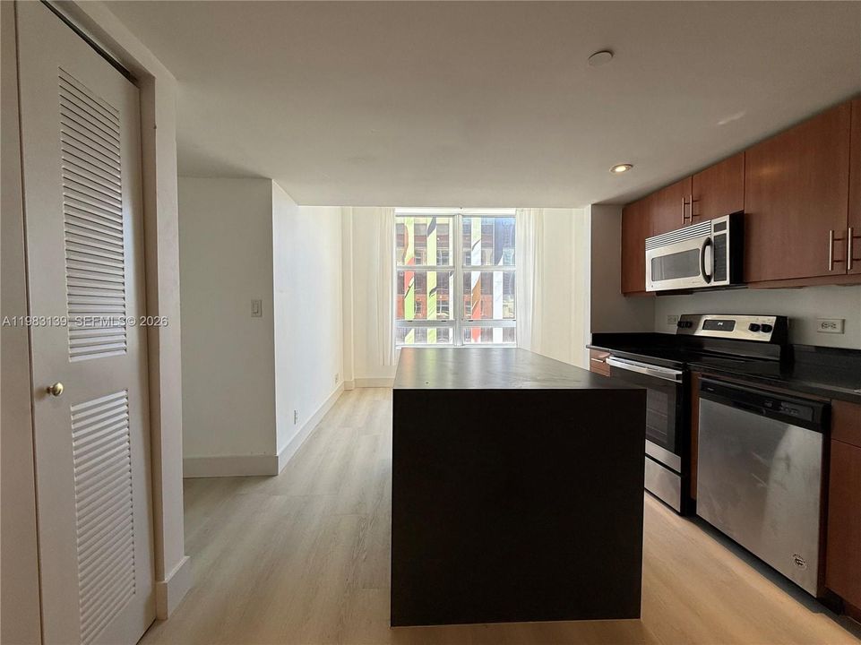 For Sale: $310,000 (2 beds, 1 baths, 836 Square Feet)