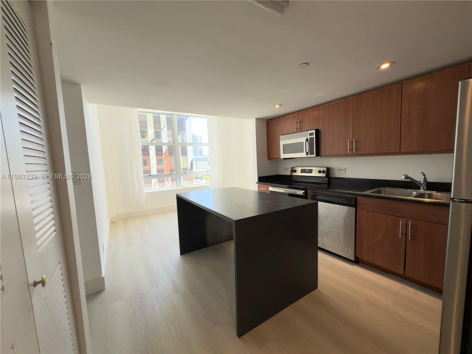 For Sale: $310,000 (2 beds, 1 baths, 836 Square Feet)