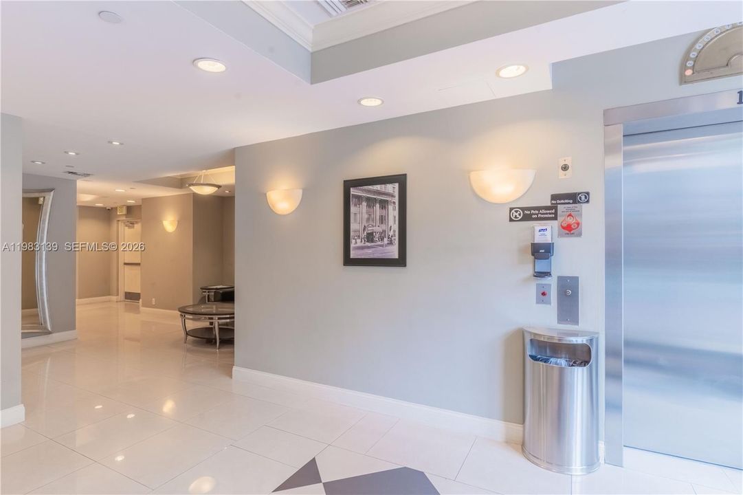 For Sale: $310,000 (2 beds, 1 baths, 836 Square Feet)