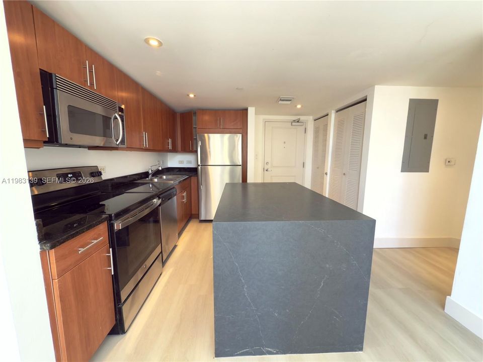 For Sale: $310,000 (2 beds, 1 baths, 836 Square Feet)