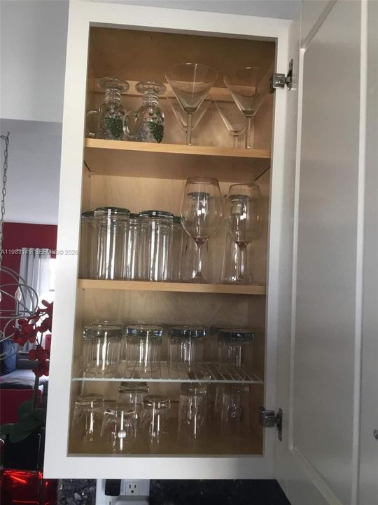 For Sale: $105,000 (1 beds, 1 baths, 680 Square Feet)