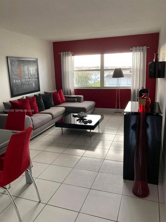 For Sale: $105,000 (1 beds, 1 baths, 680 Square Feet)