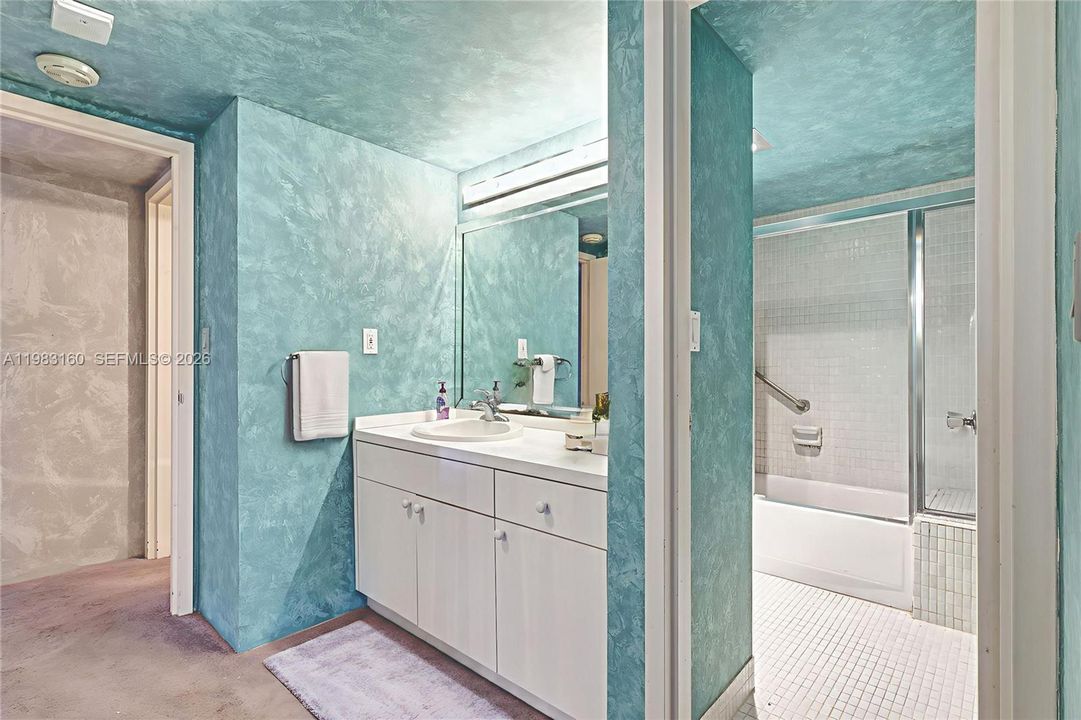 Activo con contrato: $245,000 (2 camas, 2 baños, 1308 Pies cuadrados)