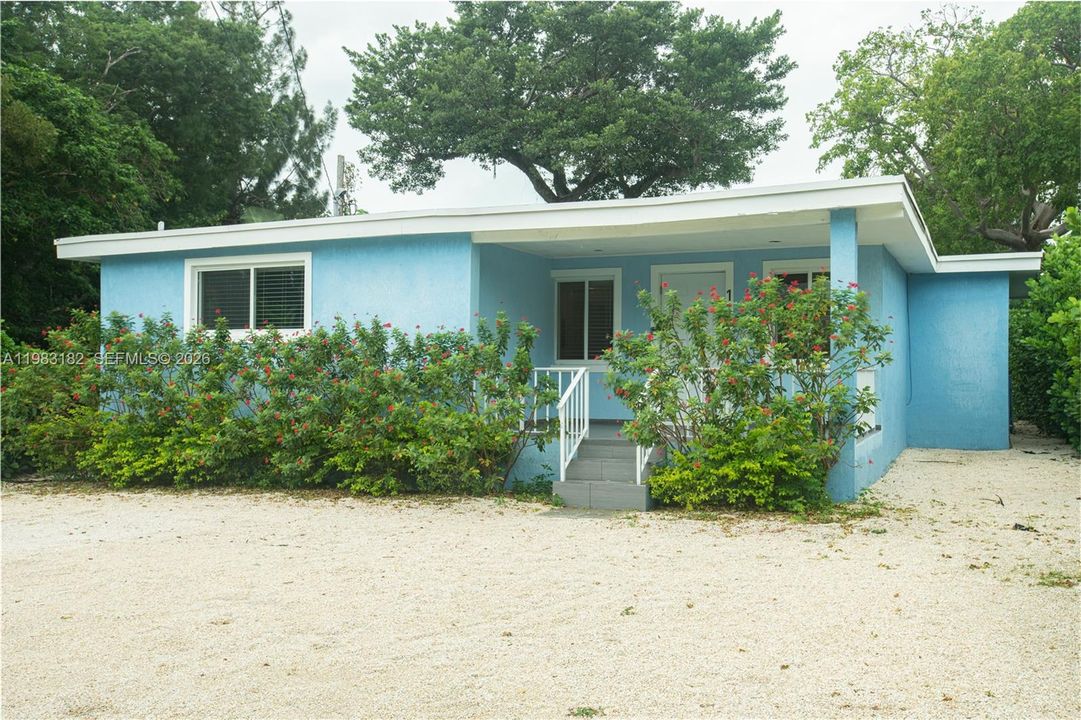 For Sale: $599,900 (3 beds, 2 baths, 1208 Square Feet)