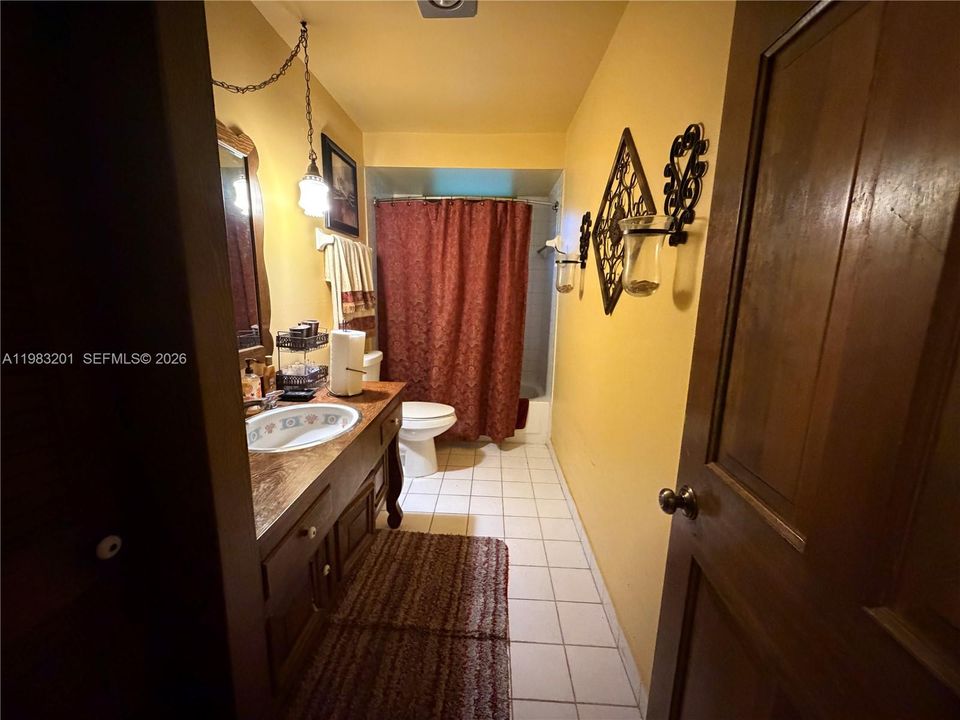 Vendido Recientemente: $580,000 (3 camas, 2 baños, 3212 Pies cuadrados)
