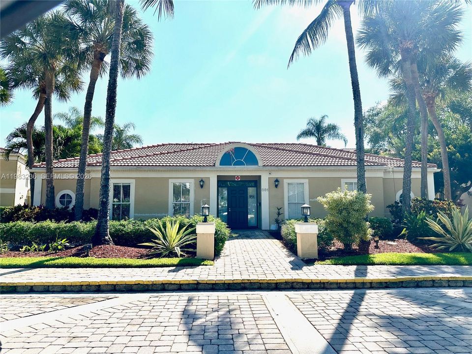 Active With Contract: $1,700 (1 beds, 1 baths, 950 Square Feet)