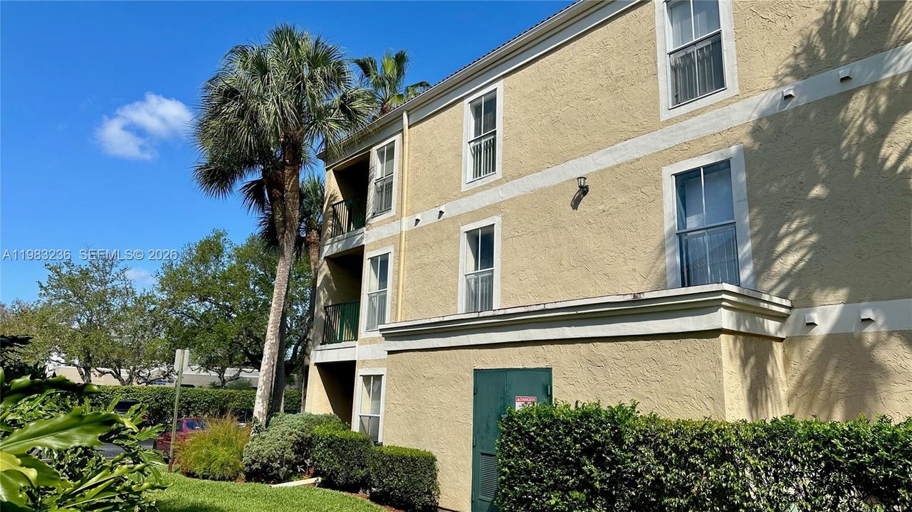 Active With Contract: $1,700 (1 beds, 1 baths, 950 Square Feet)