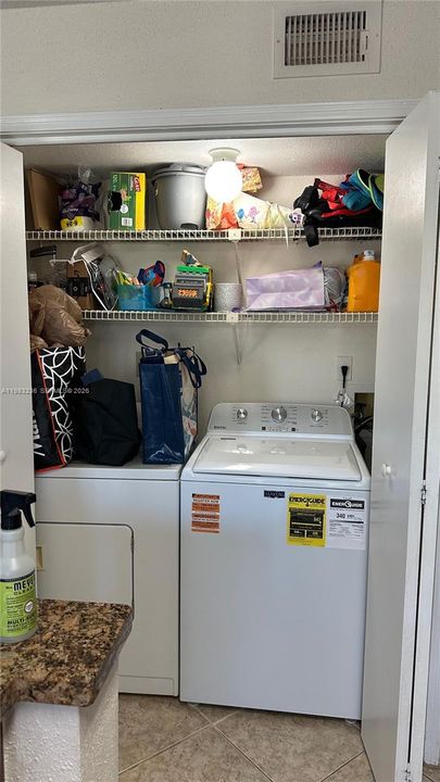 Active With Contract: $1,700 (1 beds, 1 baths, 950 Square Feet)
