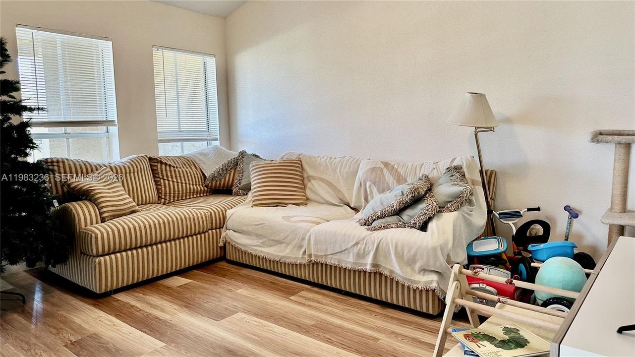 Active With Contract: $1,700 (1 beds, 1 baths, 950 Square Feet)
