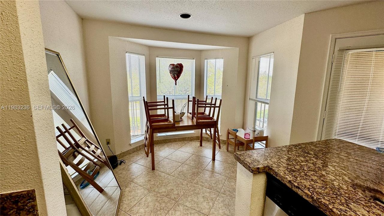 Active With Contract: $1,700 (1 beds, 1 baths, 950 Square Feet)