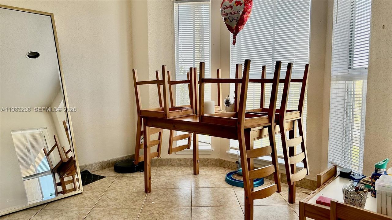 Active With Contract: $1,700 (1 beds, 1 baths, 950 Square Feet)