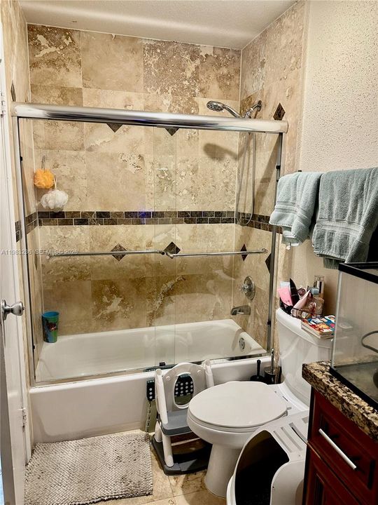 Active With Contract: $1,700 (1 beds, 1 baths, 950 Square Feet)