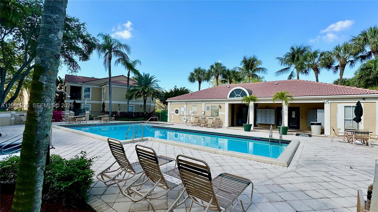 Active With Contract: $1,700 (1 beds, 1 baths, 950 Square Feet)