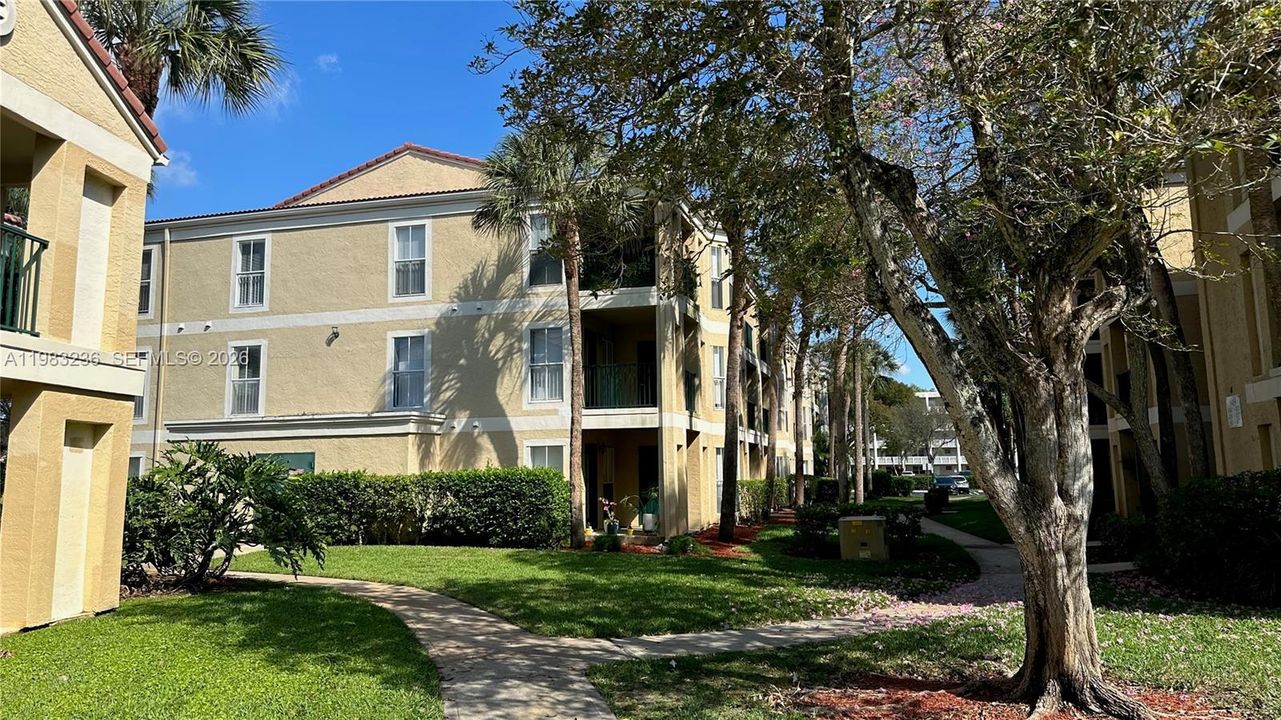 Active With Contract: $1,700 (1 beds, 1 baths, 950 Square Feet)