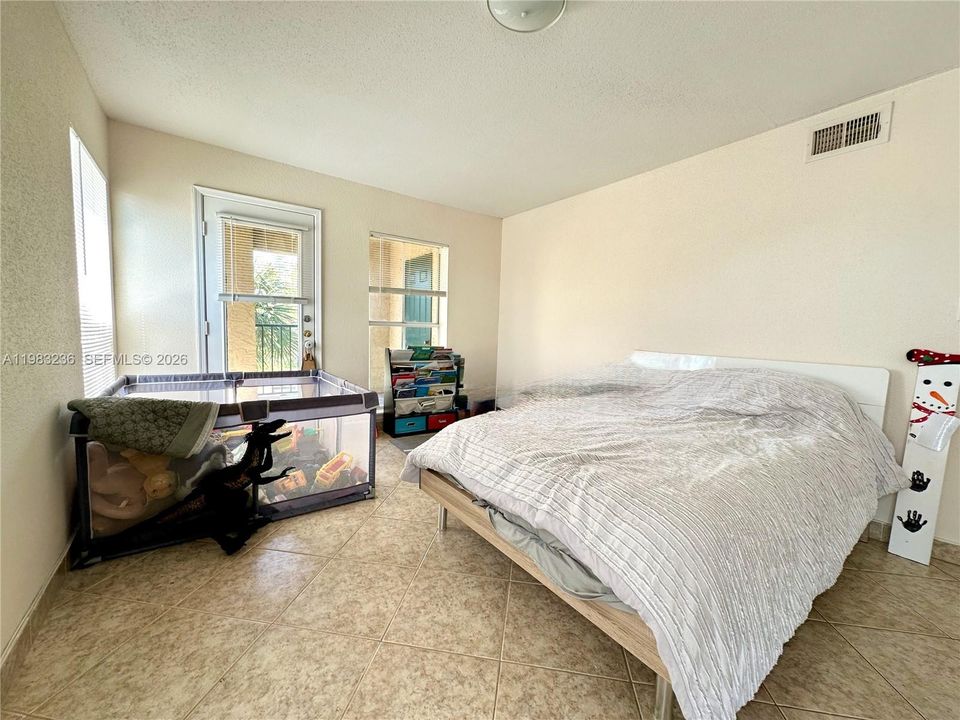 Active With Contract: $1,700 (1 beds, 1 baths, 950 Square Feet)