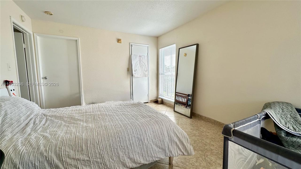 Active With Contract: $1,700 (1 beds, 1 baths, 950 Square Feet)