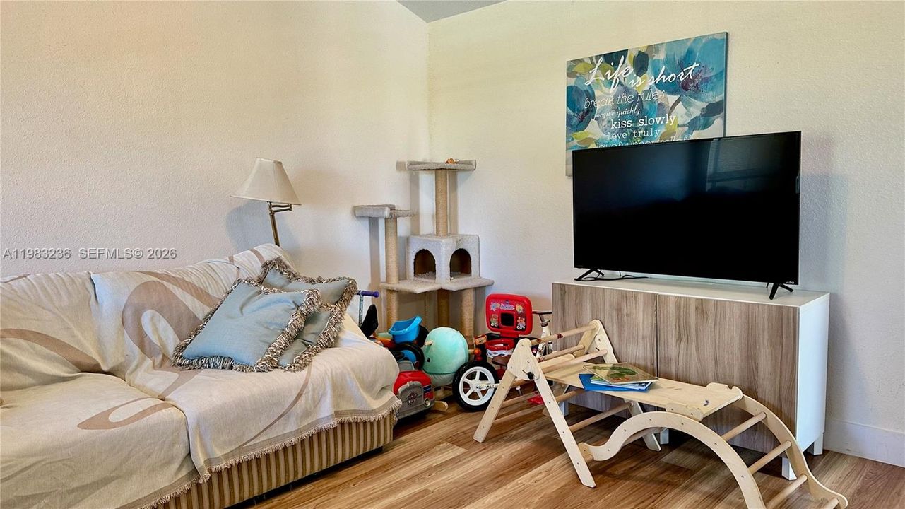 Active With Contract: $1,700 (1 beds, 1 baths, 950 Square Feet)
