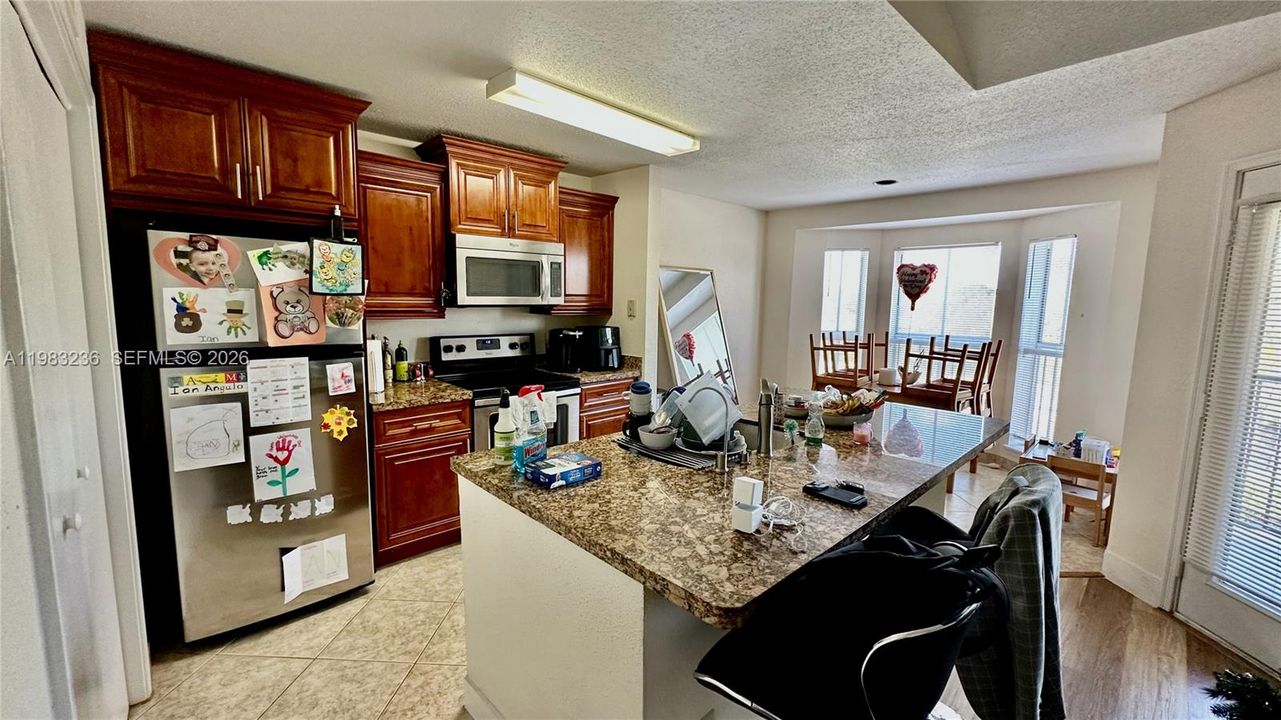 Active With Contract: $1,700 (1 beds, 1 baths, 950 Square Feet)