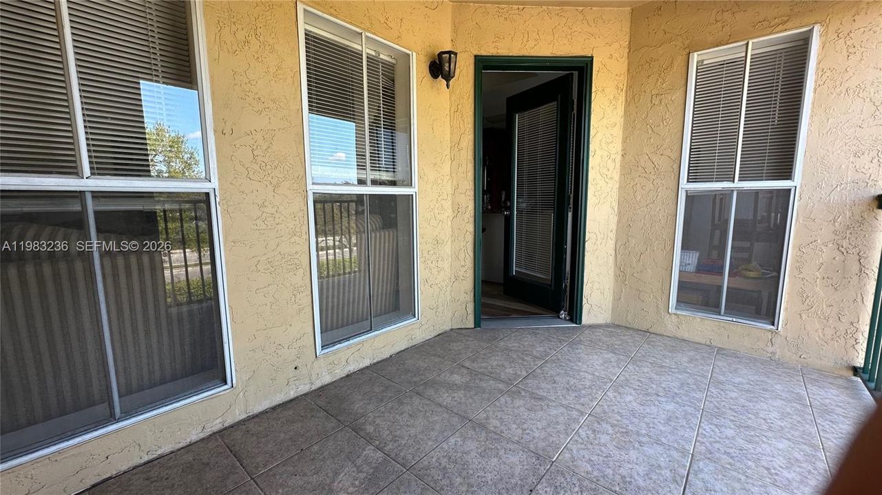 Active With Contract: $1,700 (1 beds, 1 baths, 950 Square Feet)