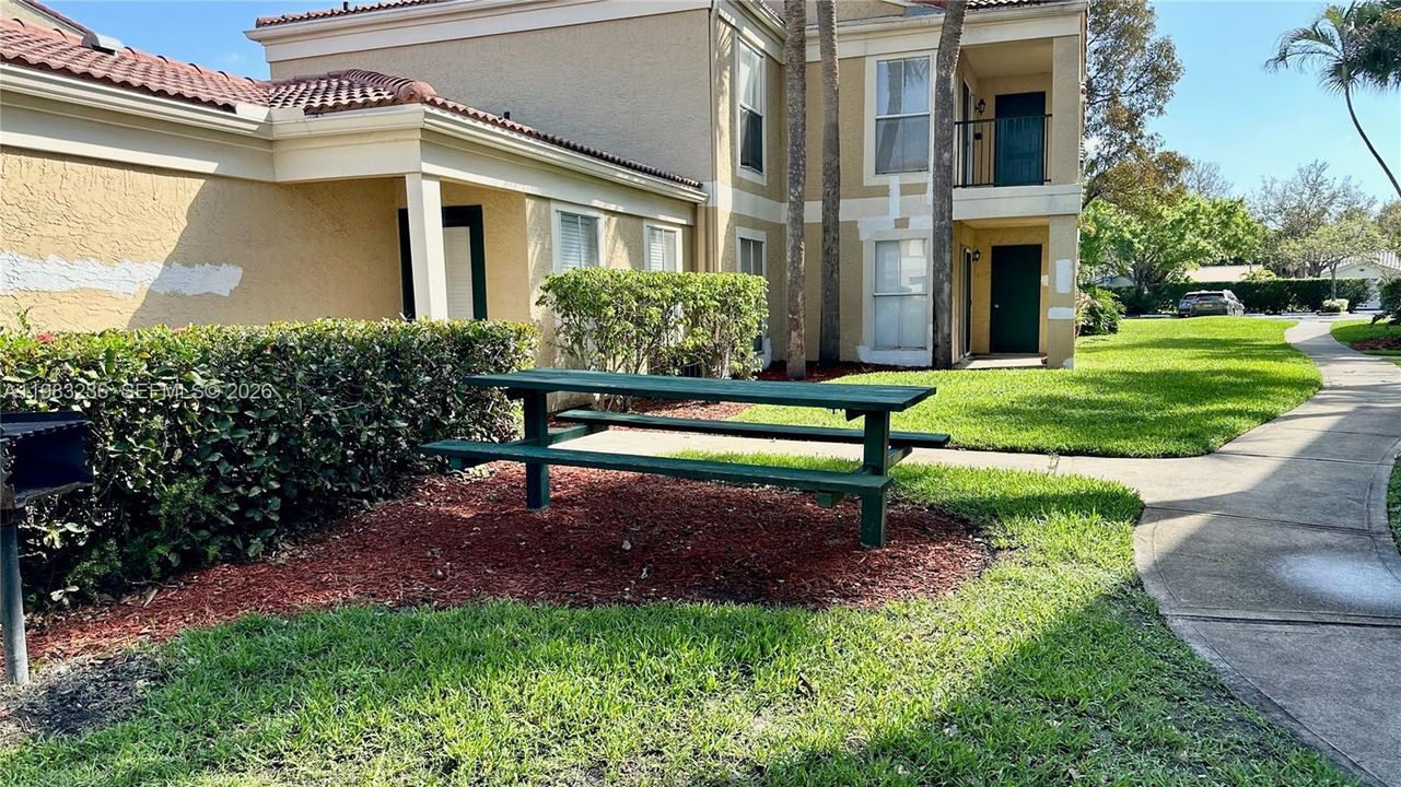 Active With Contract: $1,700 (1 beds, 1 baths, 950 Square Feet)
