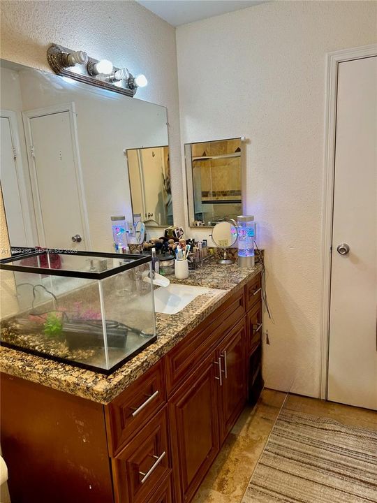 Active With Contract: $1,700 (1 beds, 1 baths, 950 Square Feet)