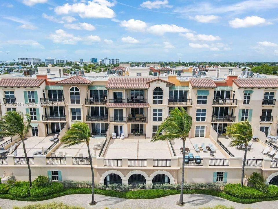 For Sale: $1,850,000 (2 beds, 2 baths, 1256 Square Feet)