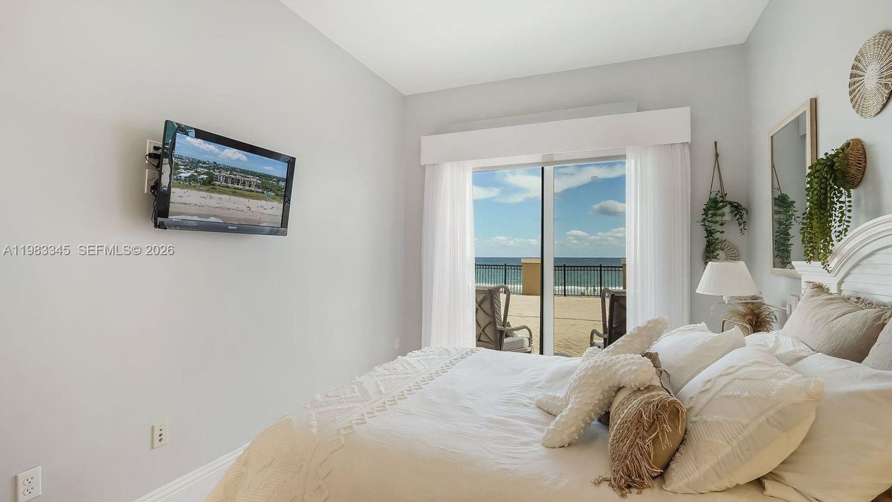 For Sale: $1,850,000 (2 beds, 2 baths, 1256 Square Feet)