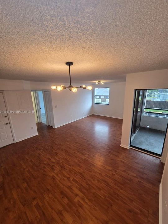 Под контрактом: $2,000 (2 спален, 2 ванн, 978 Квадратных фут)