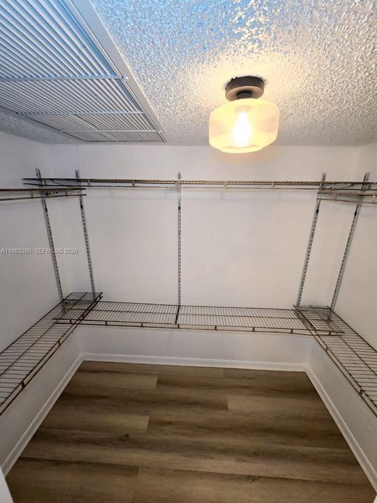 Под контрактом: $2,000 (2 спален, 2 ванн, 978 Квадратных фут)