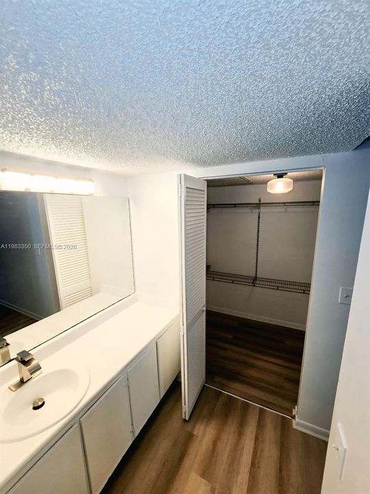 Под контрактом: $2,000 (2 спален, 2 ванн, 978 Квадратных фут)